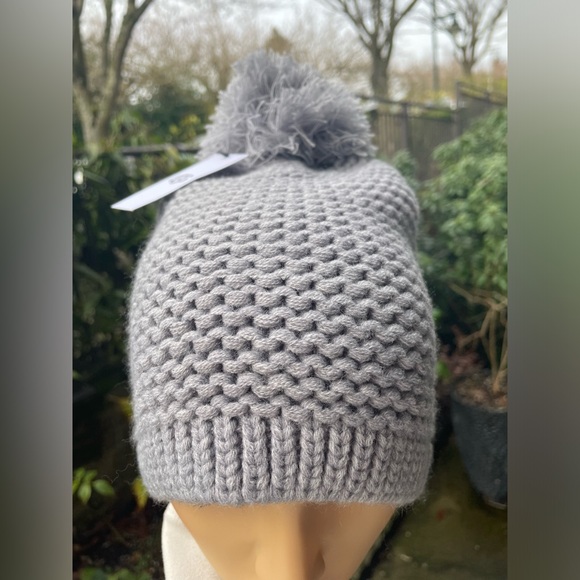 UGG Accessories - UGG Gray Knit Beanie for Women.
NWT
MSRP $60
Light Gray